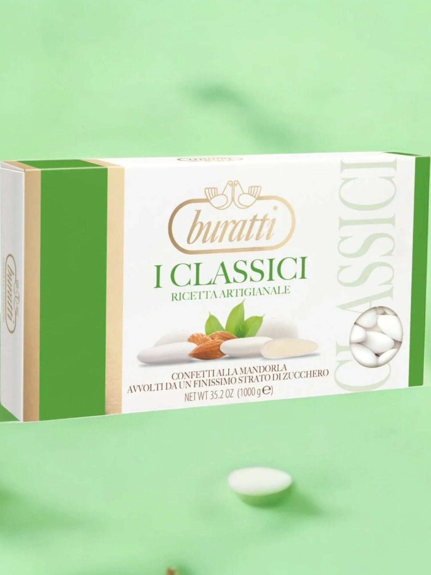 Scatola di confetti alla mandorla Buratti su sfondo verde, dolci italiani classici.