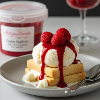 Dessert con gelato alla vaniglia, biscotti, coulis di lamponi e lamponi freschi su piatto bianco