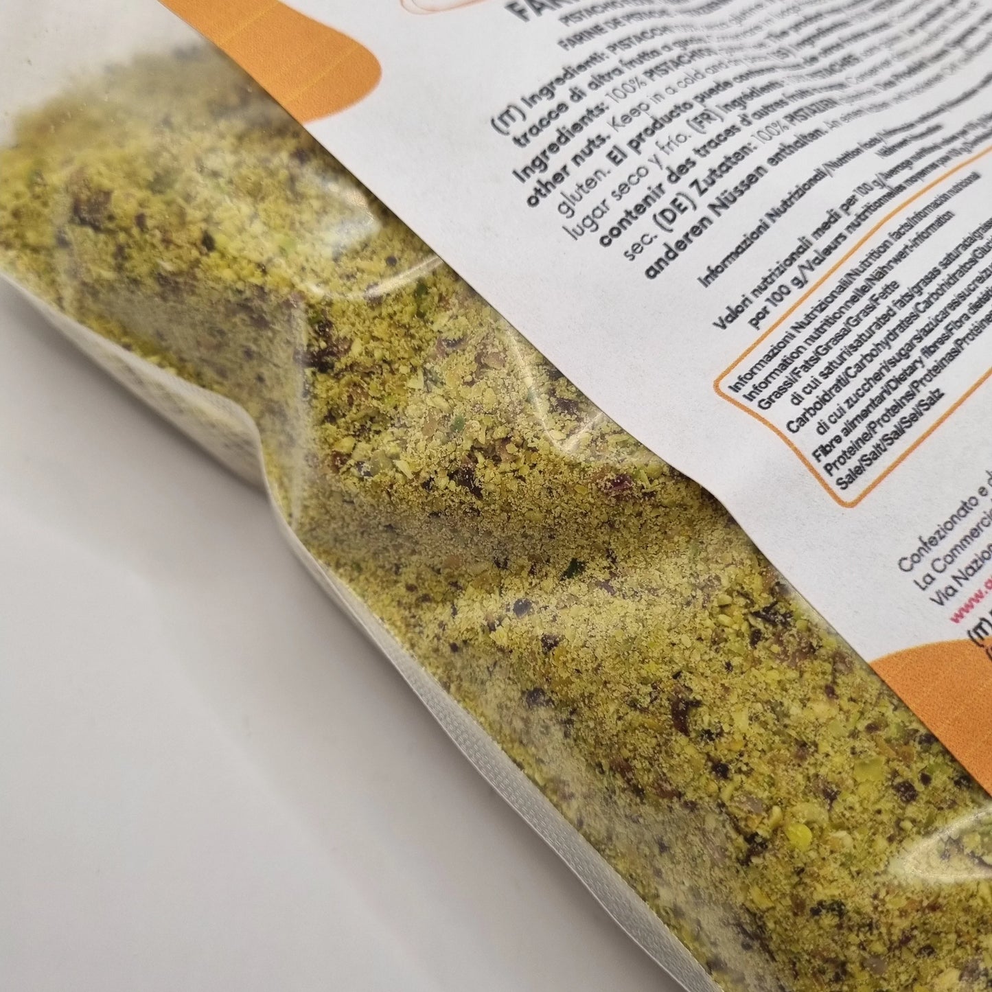 Sacchetto trasparente di granella di pistacchio italiano, ingrediente per dolci e gelato