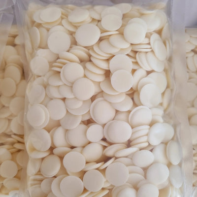 Gocce di cioccolato bianco in busta, ingredienti per dolci, gelato e pasticceria