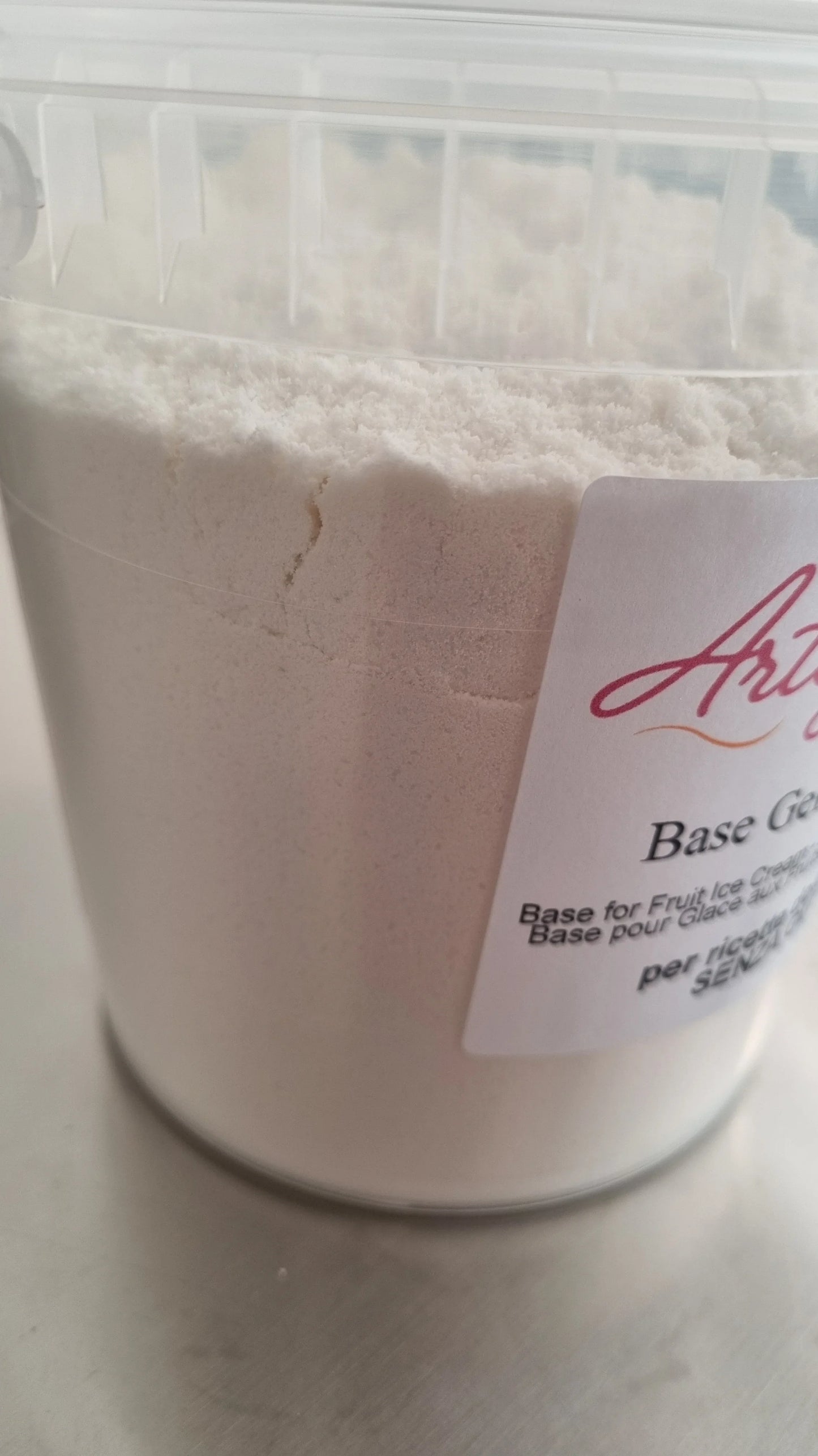 Barattolo di base in polvere per gelato artigianale su sfondo neutro.