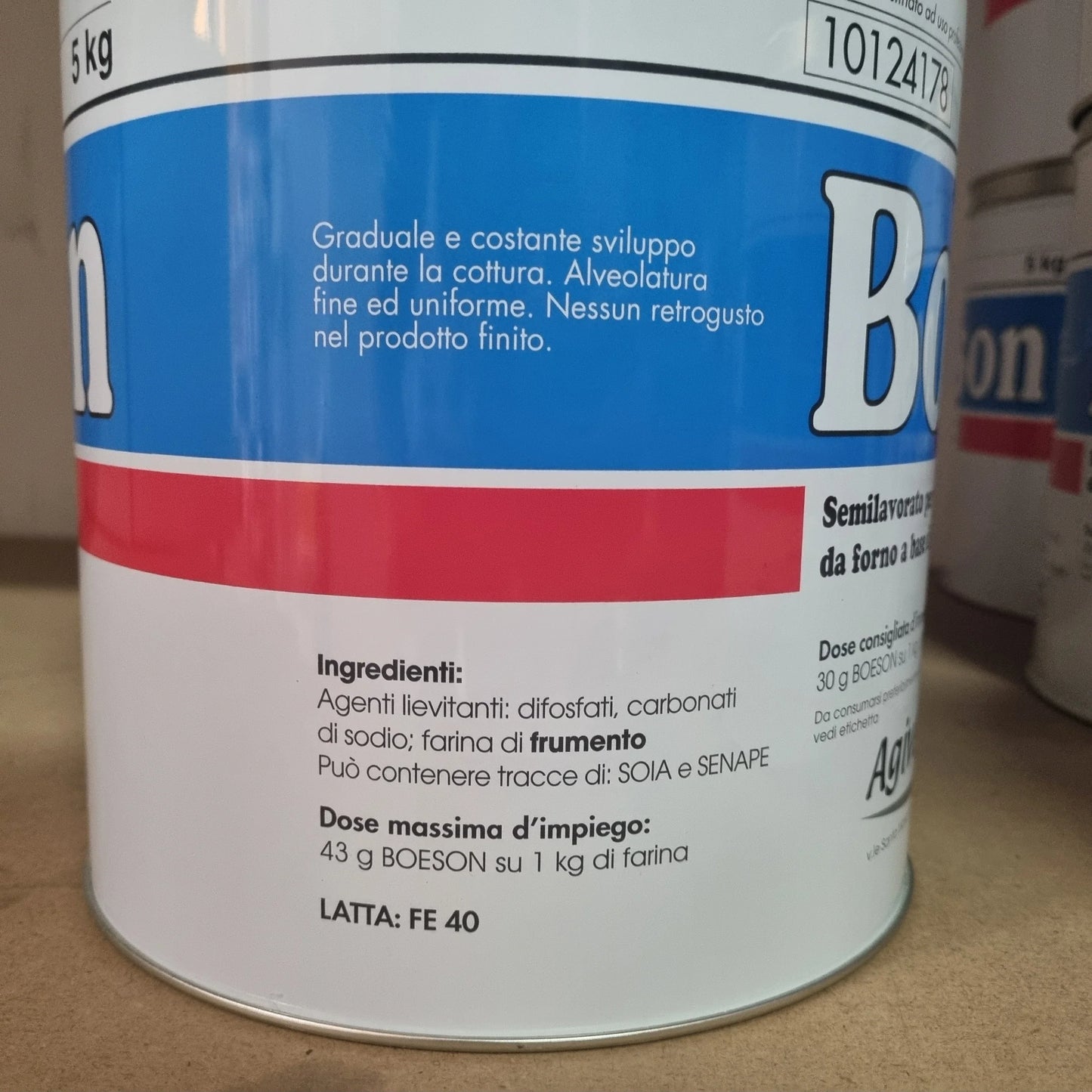 Barattolo di ingredienti per panificazione in primo piano, etichetta con dettagli su lievito e farina di frumento.