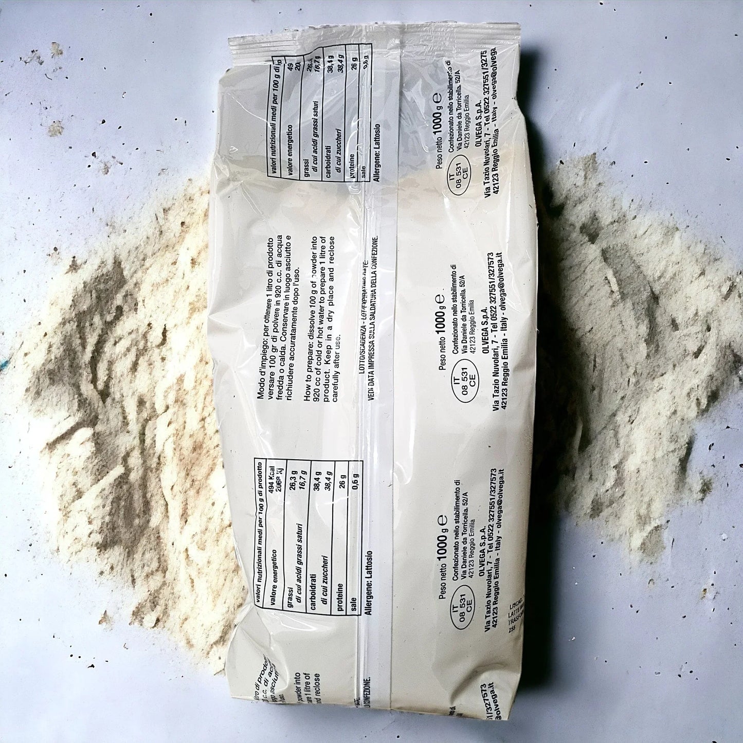 Sacchetto di polvere bianca per pasticceria e gelato su sfondo chiaro, ingredienti italiani.