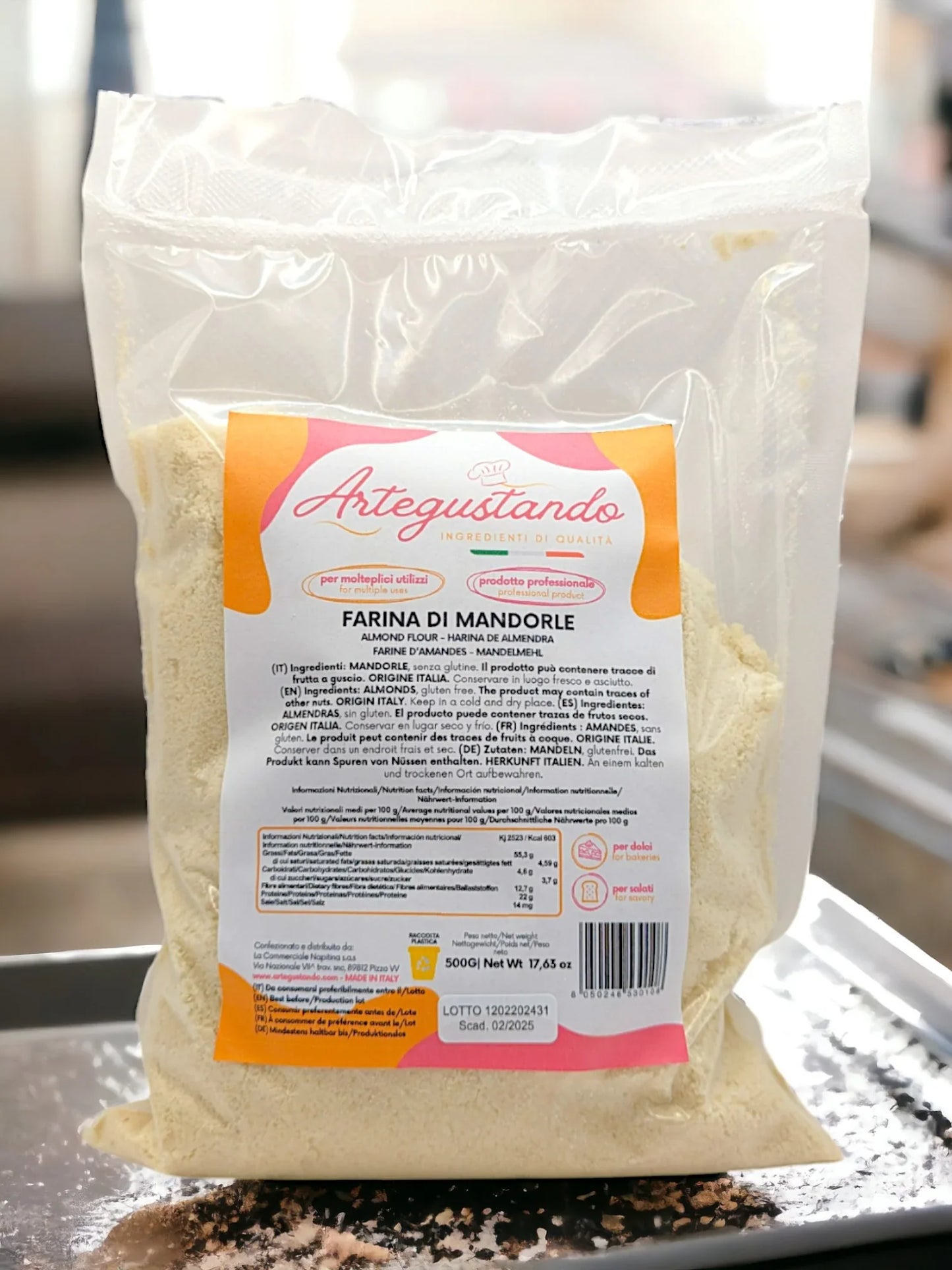Farina di mandorle in busta trasparente, ingrediente per dolci, gelato e pasticceria.