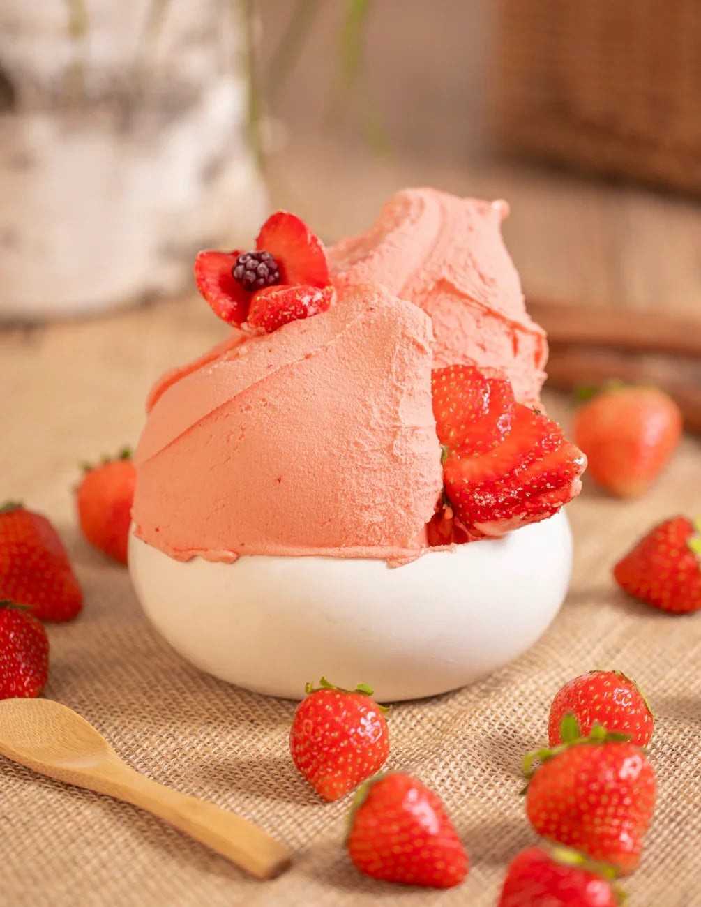 Gelato artigianale alla fragola in ciotola bianca, guarnito con fragole fresche
