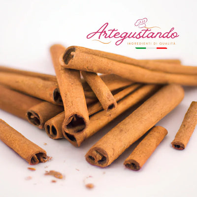 Bastoncini di cannella naturale su sfondo bianco, ideale per dolci e pasticceria.