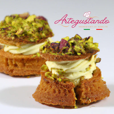 Dolcetti di pasta choux con crema e granella di pistacchio, dessert artigianale italiano