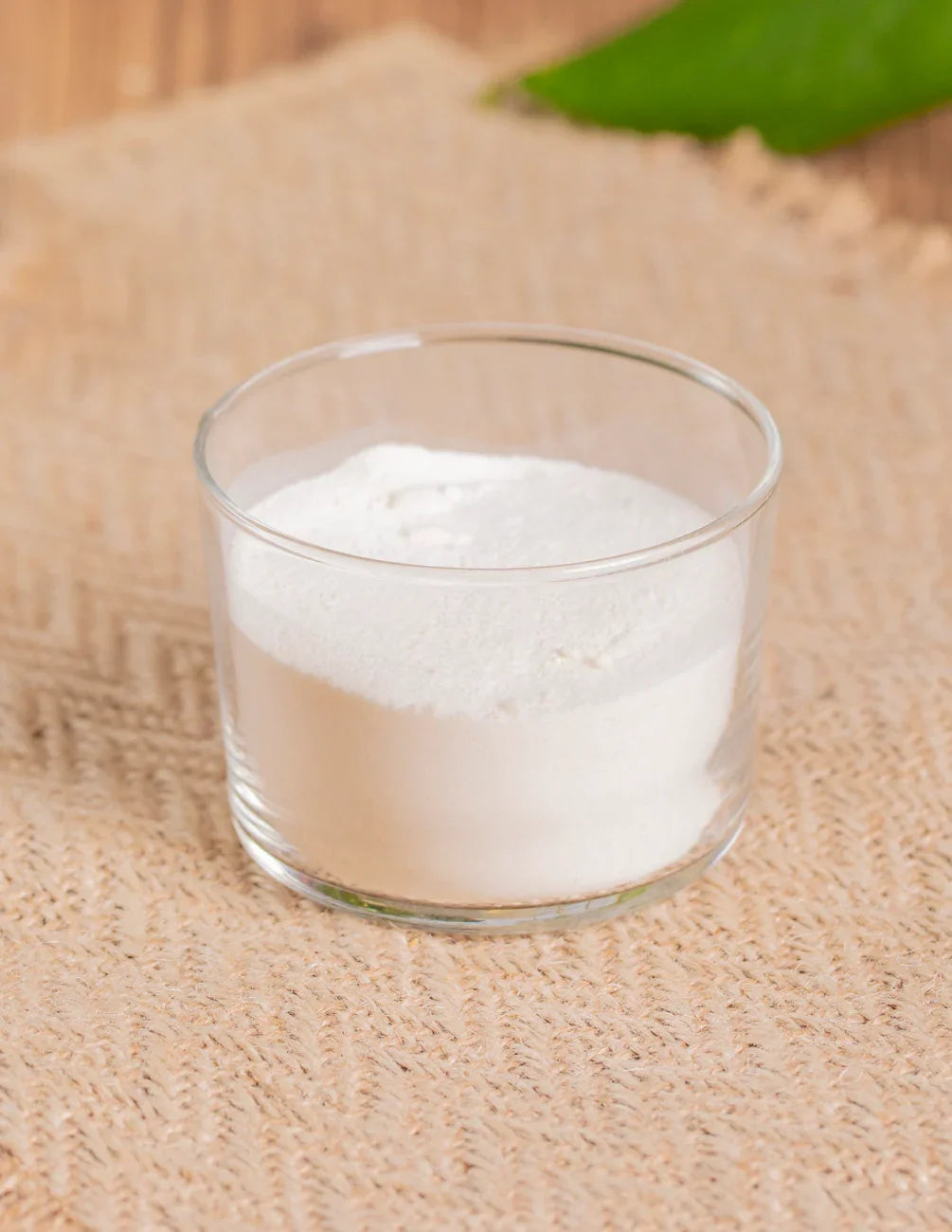 Polvere bianca in bicchiere di vetro, ingrediente per dolci, gelato e pasticceria italiana