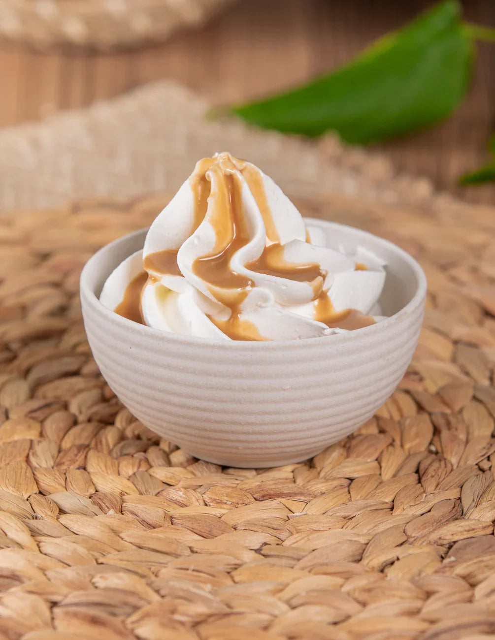 Ciotola con panna montata e topping alla nocciola per dolci, gelato e pasticceria.