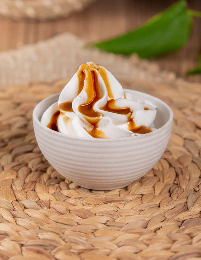 Ciotola di panna montata con salsa al caffè su base intrecciata, ideale per dolci e pasticceria.