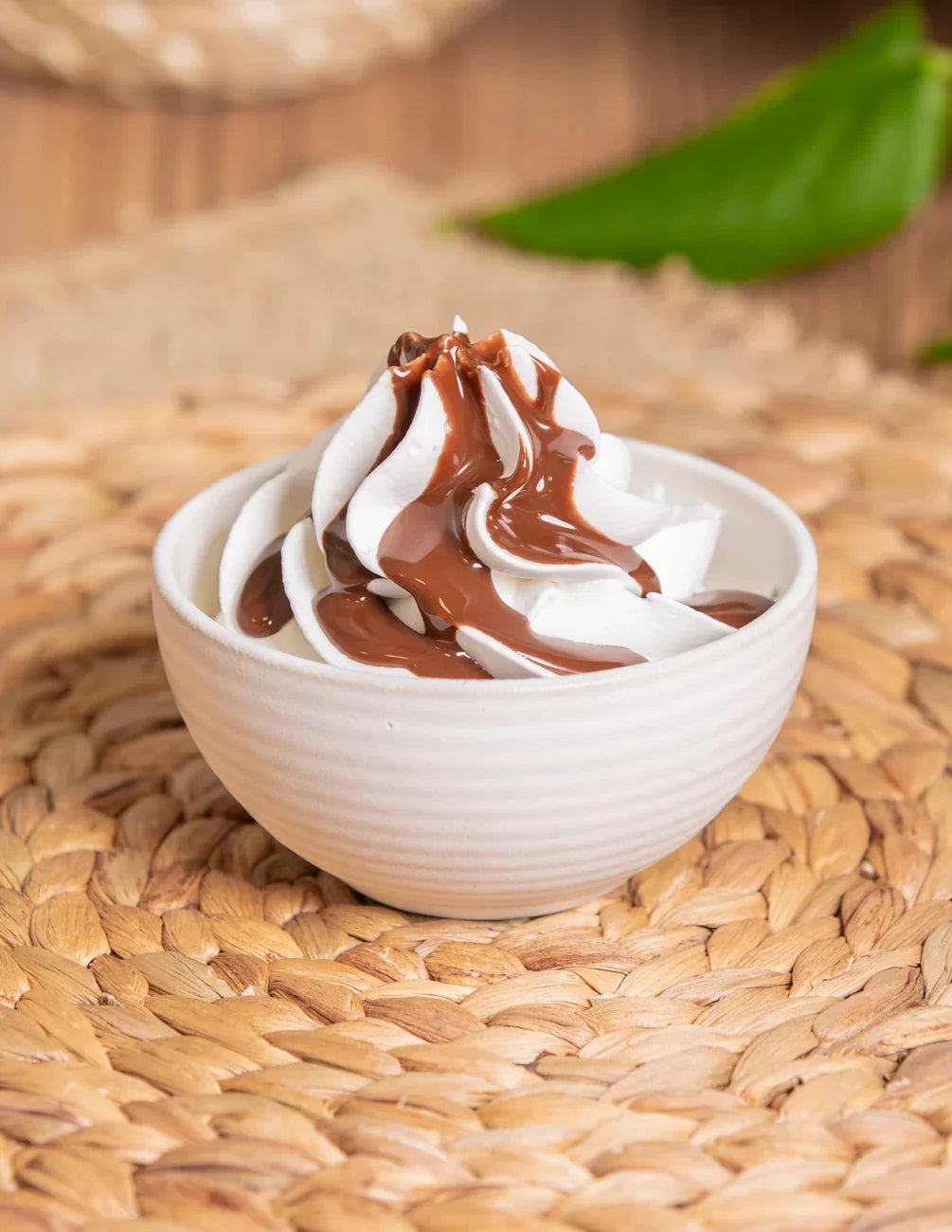 Crema spalmabile di nocciola al cacao su gelato in ciotola bianca, su sfondo rustico