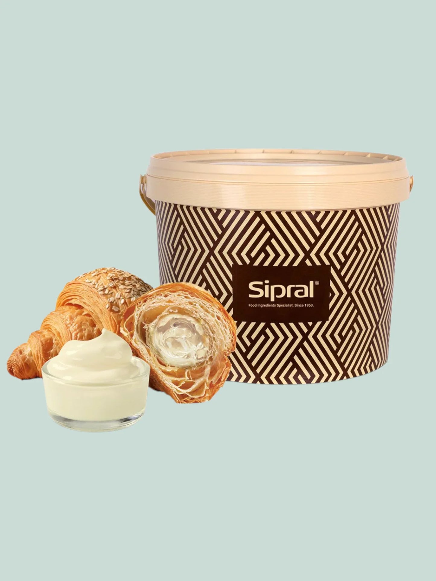Crema bianca in ciotola e croissant ripieni davanti a secchiello per ingredienti dolci, fondo chiaro
