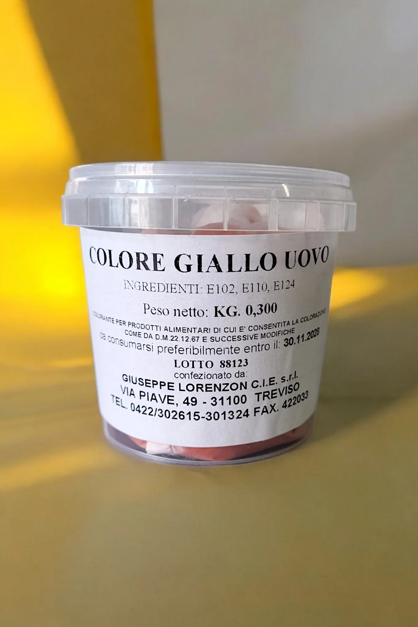 Barattolo di colorante alimentare giallo uovo per dolci e pasticceria, etichetta visibile.