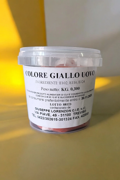 Barattolo di colorante alimentare giallo uovo per dolci e pasticceria, etichetta visibile.