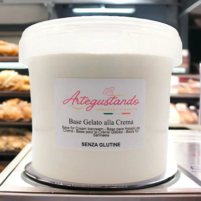 Secchiello di base crema per gelato artigianale senza glutine, banco pasticceria sullo sfondo