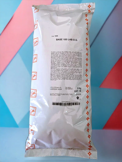 Busta Base 100 LAB per gelato artigianale, confezione da 2 kg su sfondo colorato.