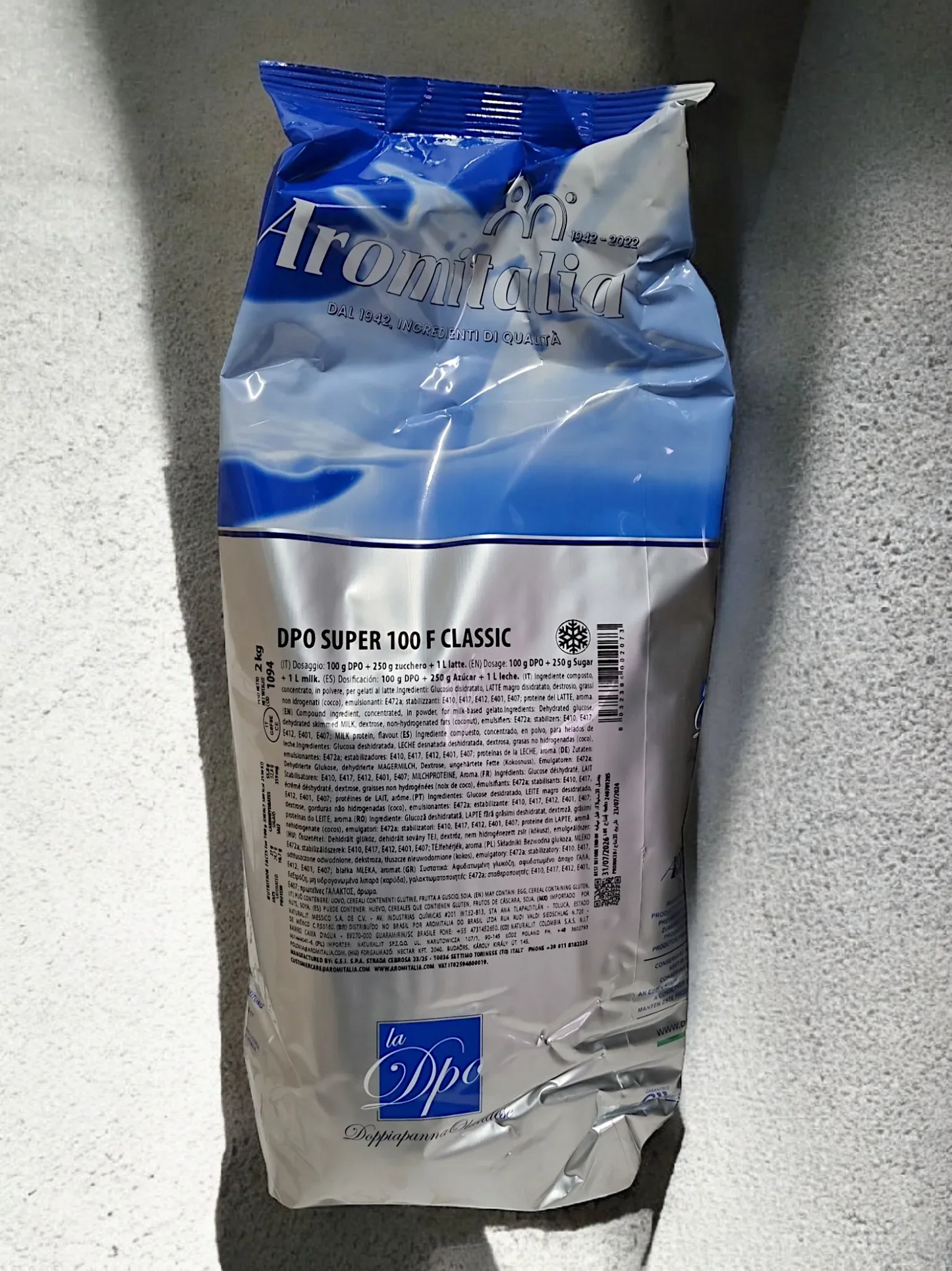 Sacco da 2 kg di base per gelato DPO Super 100 F Classic, confezione blu e argento, Aromitalia.