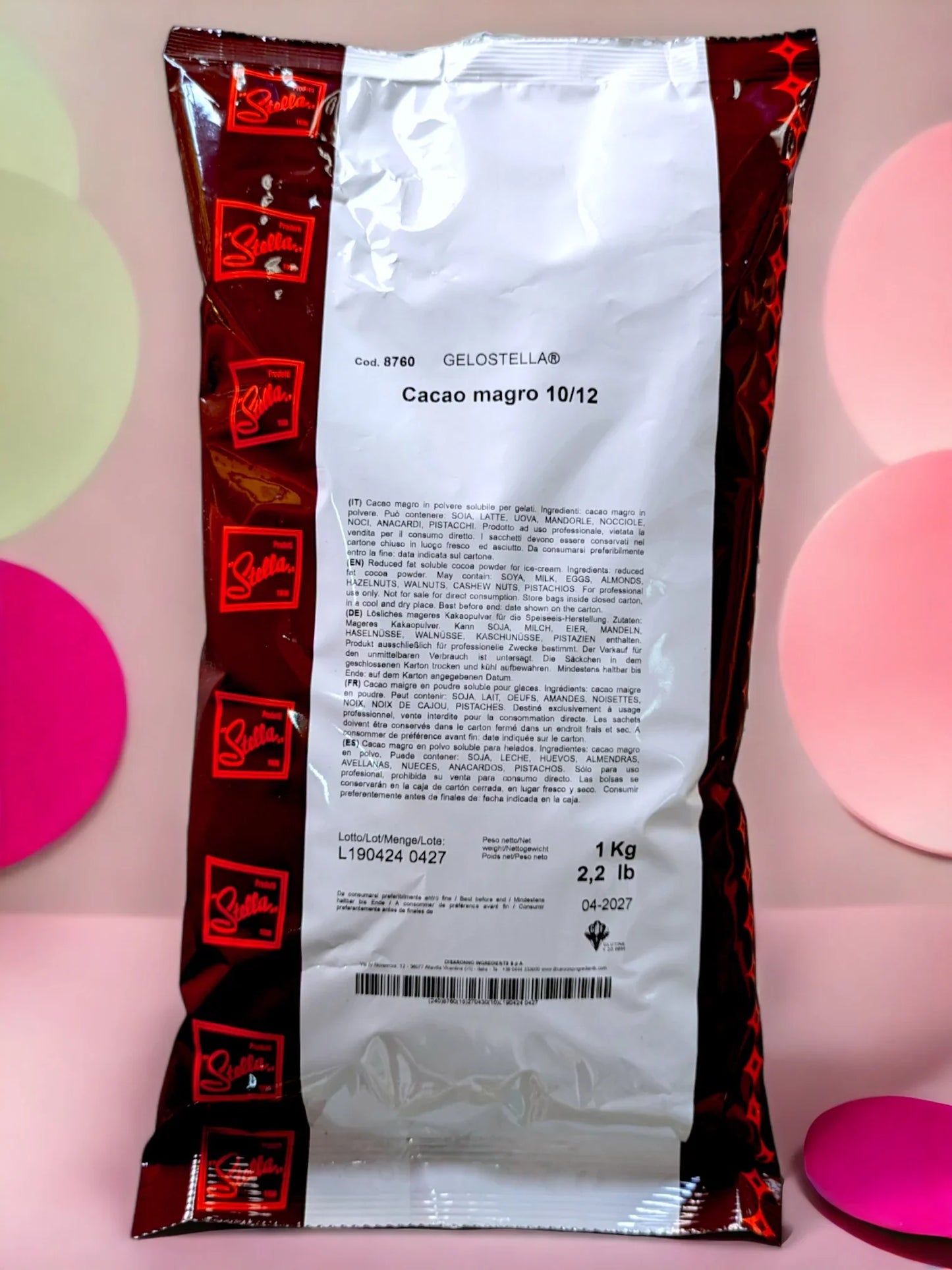 Confezione da 1 kg di cacao magro in polvere Gelostella per gelato e pasticceria, sfondo rosa.