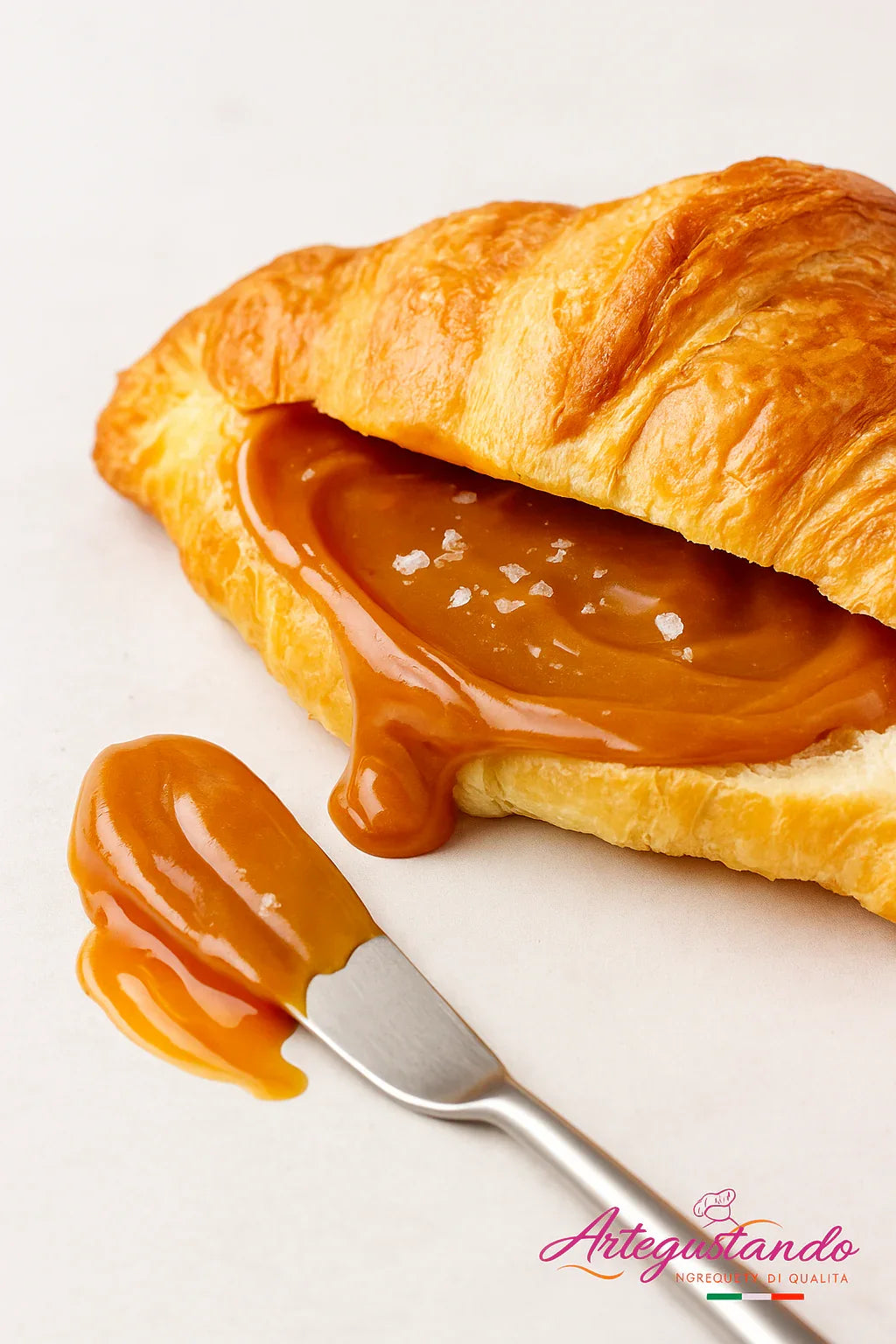 Croissant con crema spalmabile al caramello salato su sfondo chiaro, ideale per dolci e colazioni