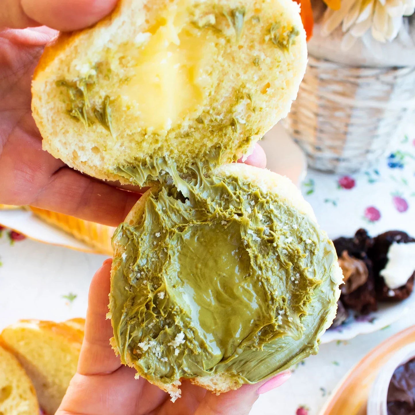 Pane aperto spalmato con crema di pistacchio, ideale per colazione e dolci italiani