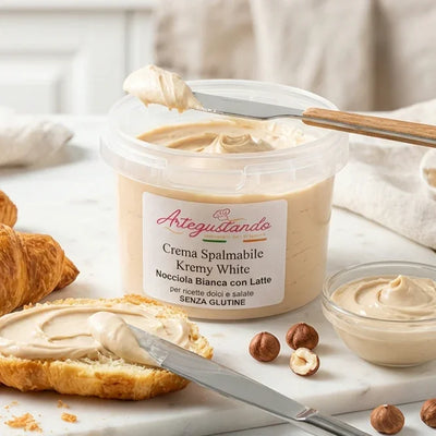 Crema spalmabile alla nocciola bianca su pane, croissant e nocciole intere, ideale per dolci.