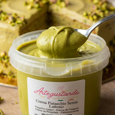 Crema al pistacchio senza lattosio in barattolo, densa e cremosa, ideale per dolci e pasticceria.