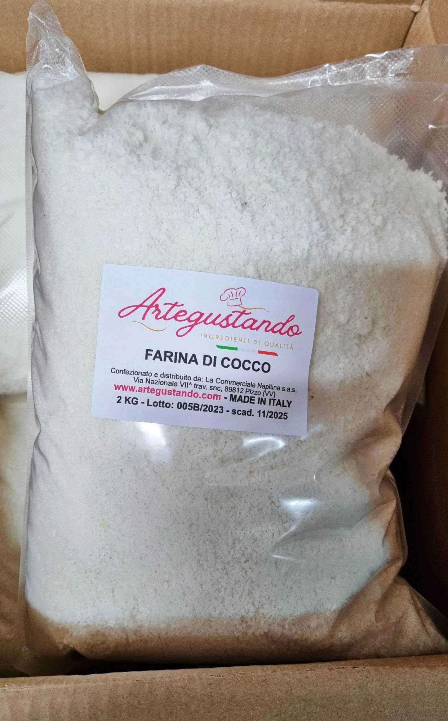 Farina di cocco in sacchetto trasparente da 2 kg per pasticceria e dolci, etichetta visibile