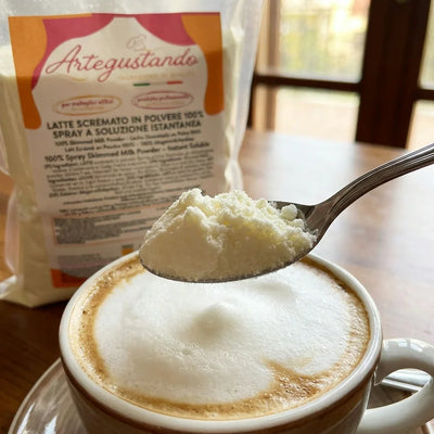 Latte scremato in polvere su cucchiaio sopra cappuccino, confezione sullo sfondo