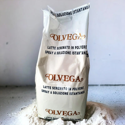 Busta di latte scremato in polvere Olvega su sfondo neutro, ideale per dolci e gelati.