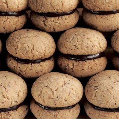 Baci di dama artigianali ripieni di cioccolato, biscotti italiani per pasticceria