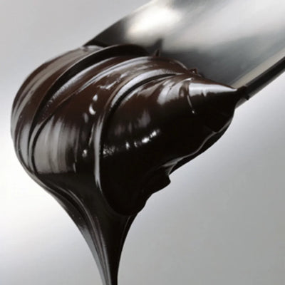 Crema spalmabile al cioccolato fondente su spatola, ideale per dolci e pasticceria