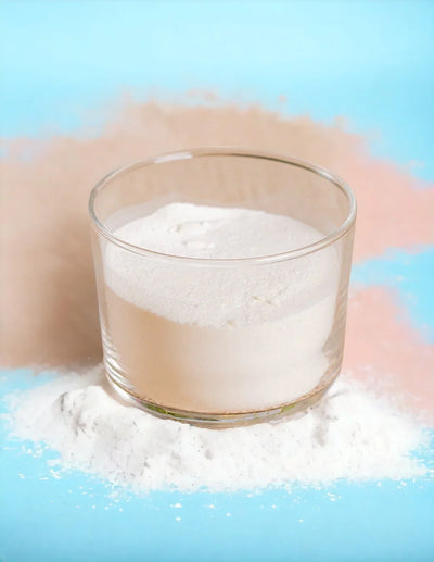 Polvere neutra per gelato artigianale in bicchiere su sfondo azzurro, ideale per pasticceria
