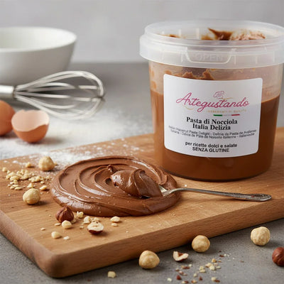 Pasta di nocciole italiana cremosa in barattolo da 250g su tagliere con nocciole e cucchiaio, ideale per dolci e pasticceria.