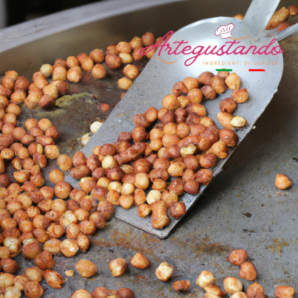 Nocciole tostate italiane su una paletta, ingredienti ideali per dolci e pasticceria