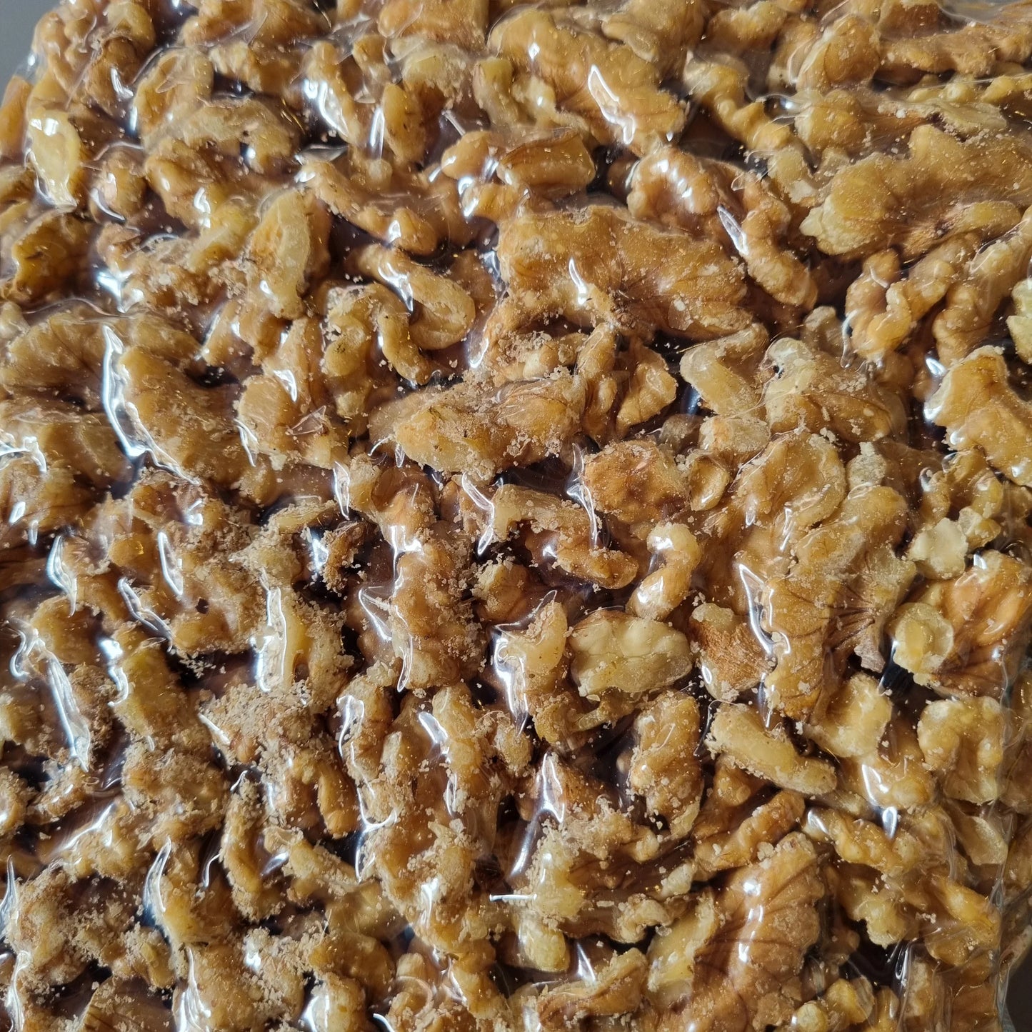 Gherigli di noce sgusciati confezionati sottovuoto, ingredienti per dolci e pasticceria