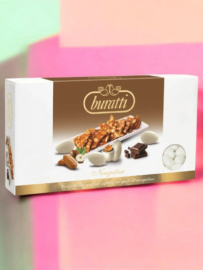 Scatola di confetti Nougatine Buratti con mandorle, nocciole e cioccolato su sfondo colorato.