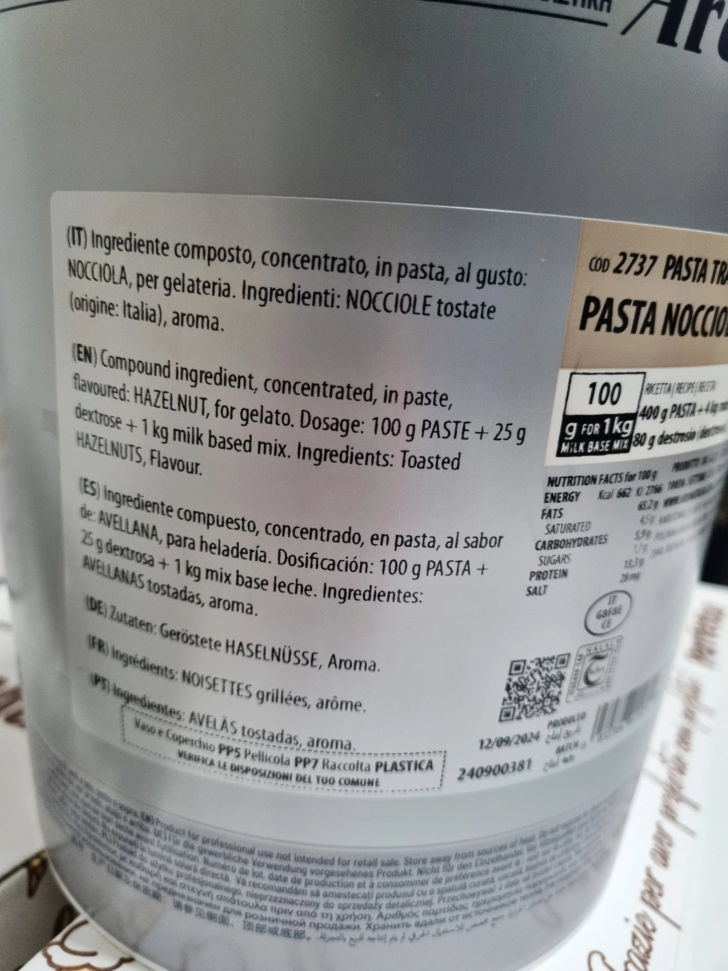 Barattolo di pasta nocciola per gelato artigianale, etichetta con ingredienti visibile