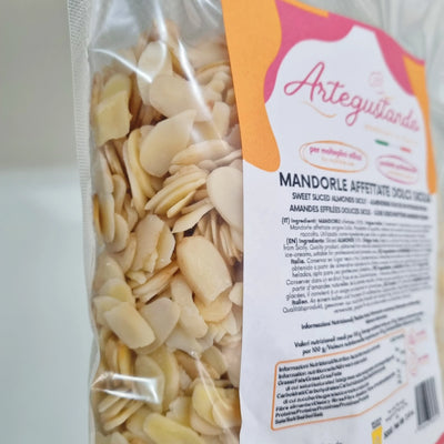 Mandorle affettate dolci siciliane in confezione trasparente per dolci e gelato