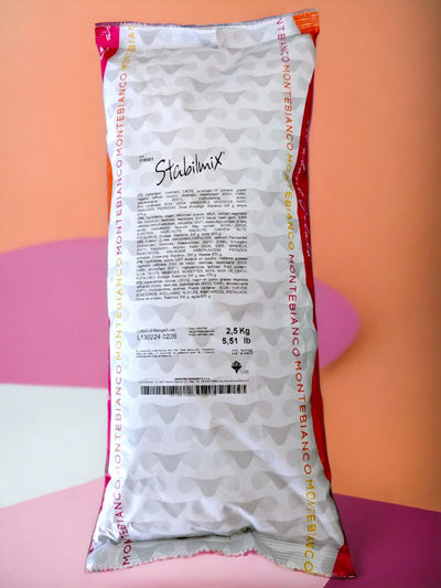 Busta Stabilmix Montebianco da 2,5 kg per gelato e pasticceria su sfondo colorato.