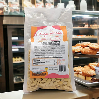 Sacco di mandorle pelate amare per pasticceria su banco di negozio con dolci