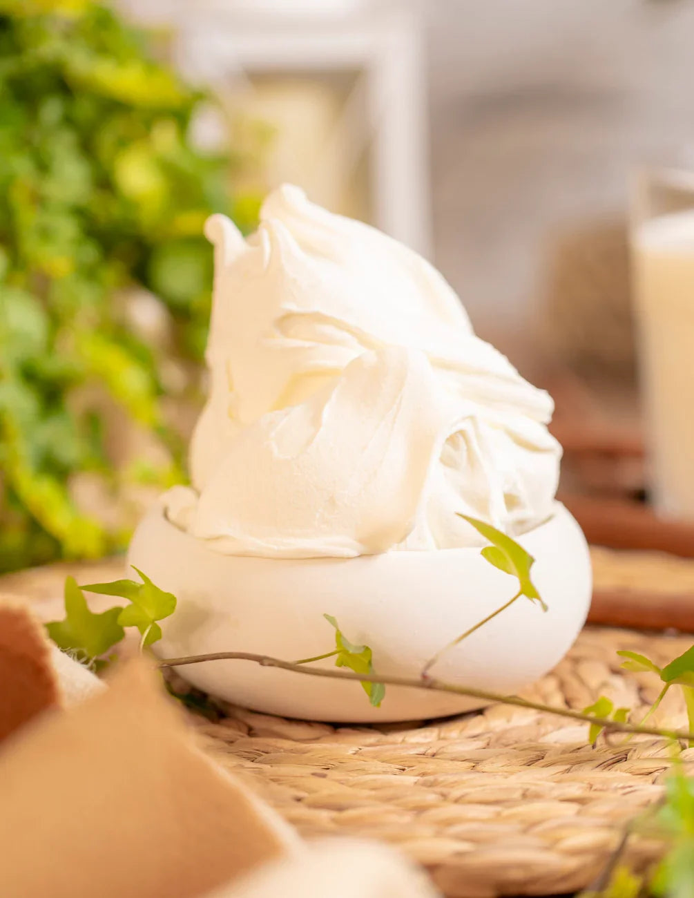 Gelato artigianale bianco in ciotola, crema fresca per dolci e pasticceria italiana