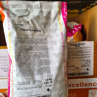Preparato per gelato Yogurt Greco Soft Montebianco in busta da 1,6 kg su scaffale