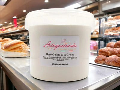 Secchiello di base gelato alla crema senza glutine su banco pasticceria, ingredienti gelato artigianale.