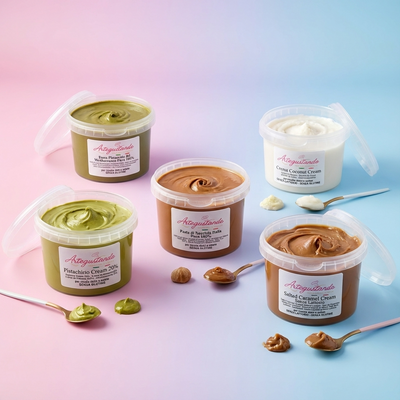 Barattoli di creme di pistacchio, nocciola, cocco e caramello salato per gelateria e pasticceria su sfondo colorato.
