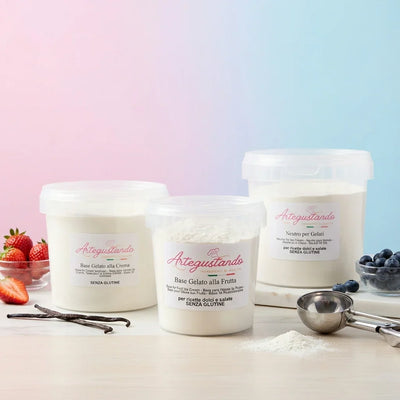 Basi per gelato senza glutine in vasetti, con fragole, mirtilli e vaniglia su sfondo pastello
