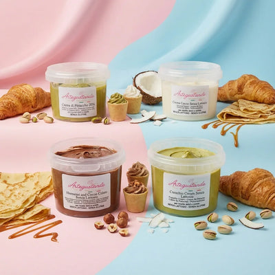 Vasetti di creme spalmabili al pistacchio, cocco e nocciola su sfondo colorato con croissant, crepes, pistacchi, nocciole e cocco.