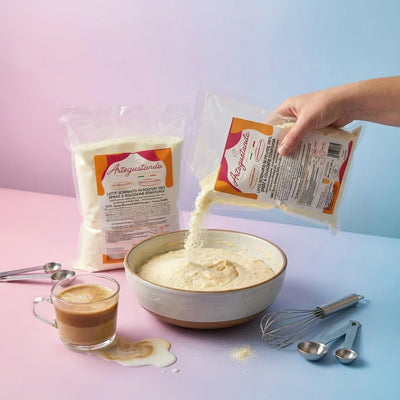 Latte scremato in polvere versato in una ciotola per dolci, con caffè, frusta e misurini.