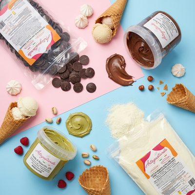Ingredienti per gelato artigianale: pasta di nocciola, pistacchio, cioccolato e coni su sfondo colorato