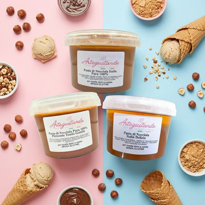 Paste di nocciola italiane in vasetti trasparenti, nocciole intere, gelato e coni su sfondo rosa e azzurro.