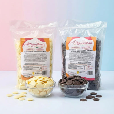 Gocce di surrogato di cioccolato bianco e fondente in sacchetti e ciotole trasparenti